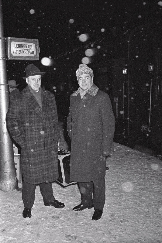 NSV Liidu rahvakunstnik Georg Ots (paremal) koos klaverisaatja Eugen Kelderiga järjekordsele kontserdireisile siirdumas.