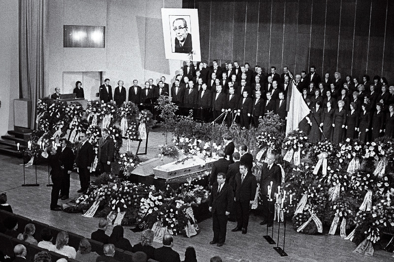 Eesti Loomakasvatuse ja Veterinaaria Teadusliku Uurimise Instituudi direktori, akadeemik Adolf Mölderi matusetalitus "Vanemuise" kontserdisaalis.