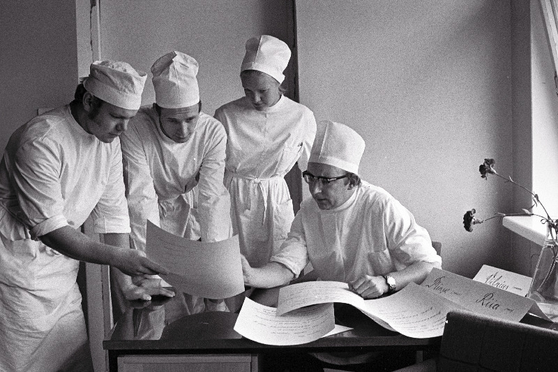 TRÜ arstiteaduskonna üliõpilaste Teadusliku Ühingu esimees T.Kanarik (vasakult teine), juhendav õppejõud prof.kohusetäitja K.Põder (paremalt esimene) ja üliõpilased E.Johanson ning V.Malla Balti liiduvabariikide ning Valgevene NSV üliõpilaste-meedikute XVI konverentsi ette valmistamas.