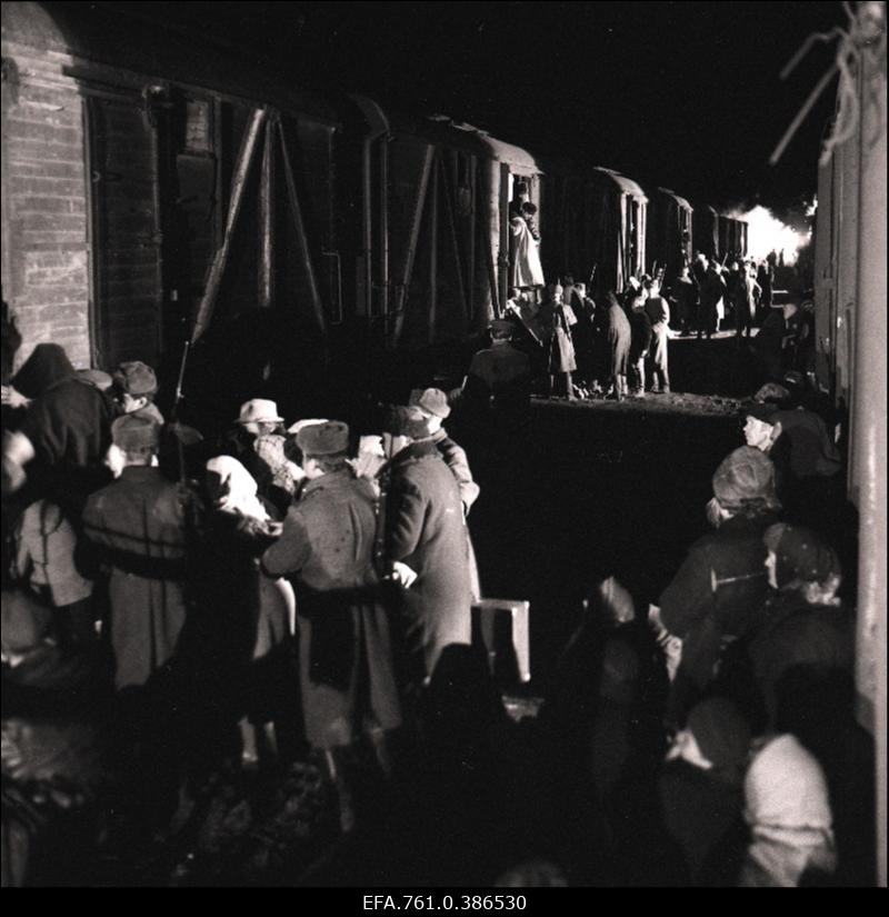 Filmi "Äratus" filmimine. Inimesi aetakse loomavagunitesse.