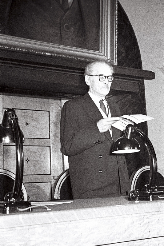 Eesti NSV Kirjanike Liidu 4.kongressil kõneleb Eesti NSV rahvakirjanik Friedebert Tuglas.
