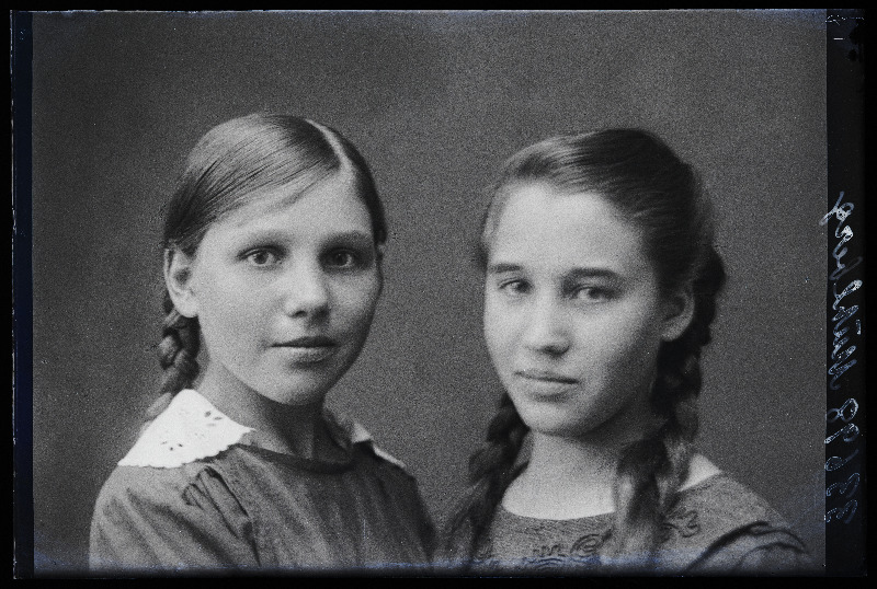 Kaks tütarlast, (foto tellija Mühlberg).