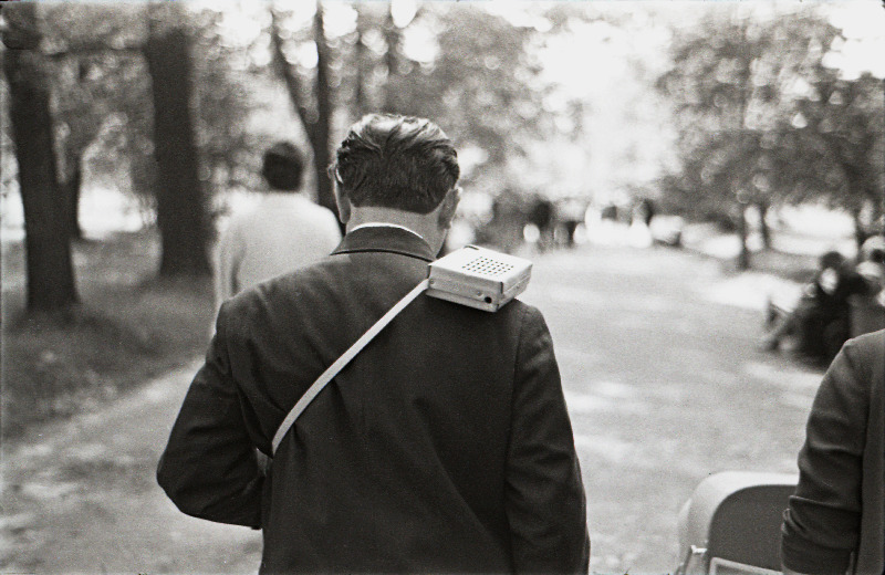 Mees, transistor õlal, jalutamas Kadrioru pargis.
