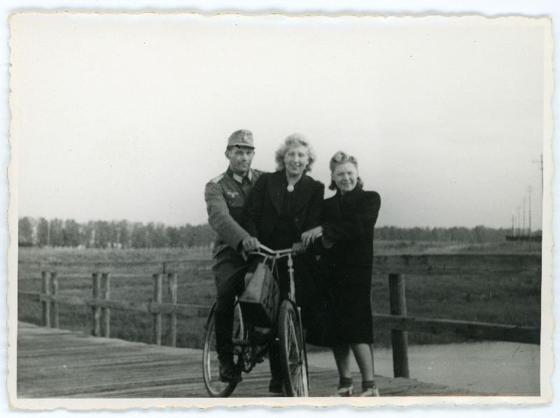 Oskar Uuga koos kahe naisterahva ja jalgrattaga