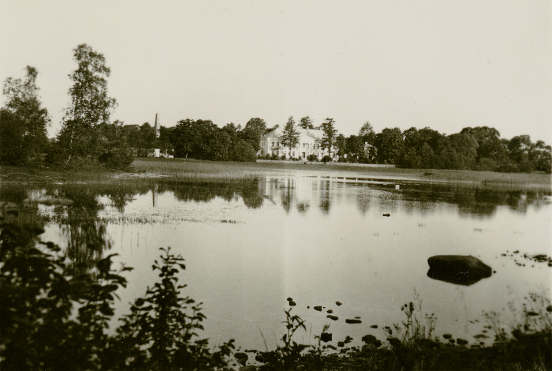 Vaade Kernu mõisale üle tiigi.