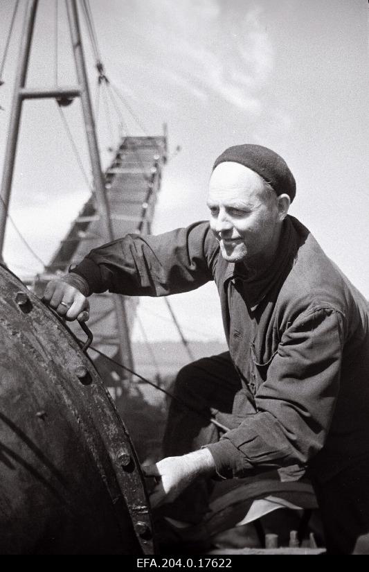 Tootsi Turbabriketitööstuse parim turbakoristusmasina FTK juht Gustav Väinola tööülesandeid täitmas.