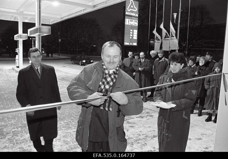 Alexela bensiinijaama avamine Tallinna tänaval.