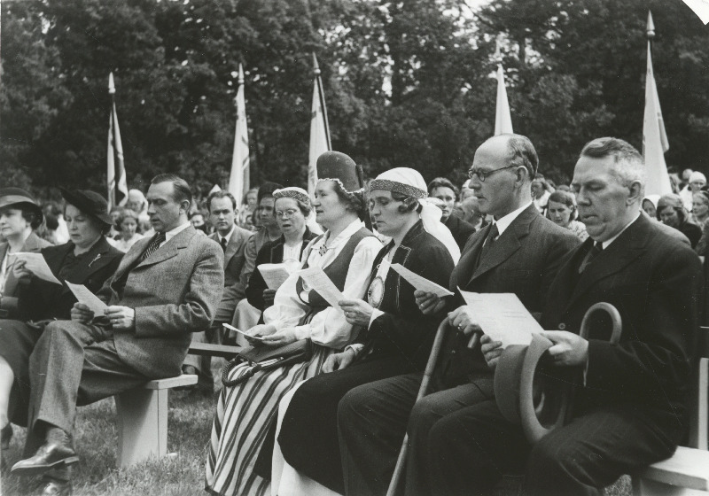Aukülalised maanaiste 10. suvepäeval. Paremalt: põllutööminister Artur Tupits, peaminister Kaarel Eenpalu, Maanaiste Keskseltsi juhataja Liis Käbin, kodumajanduskoja esinaine Linda Eenpalu, teedeminister Nikolai Viitak.