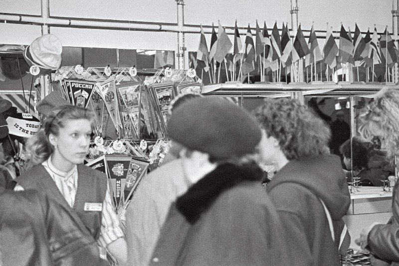 Jõulude eel Tallinnas. Tallinna Kaubamajas, vimplid, lipud.