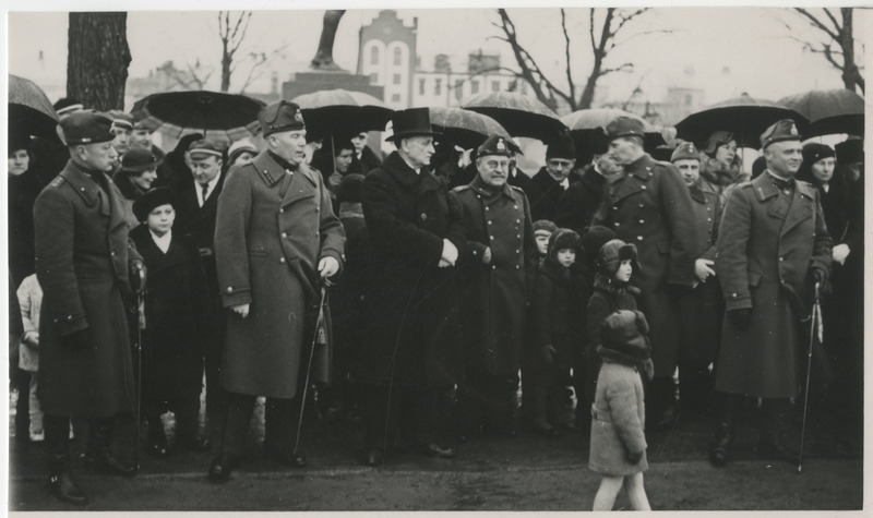 Eesti Vabariigi 17. aastapäeva paraad Tartus Lihaturul 24.02.1935, aukülalised Vabaduse puiestee ääres Kalevipoja kuju taustal