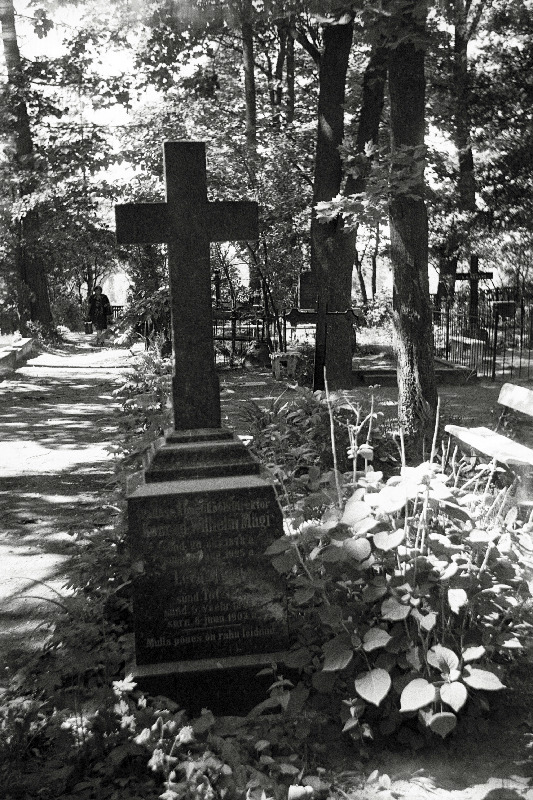 Kunstnik Konrad Mägi hauatähis Puiestee t kalmistul.