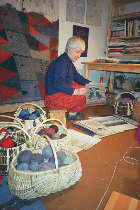 Tekstiilikunstnik professor Anu Raud Raudna-Käärikul.