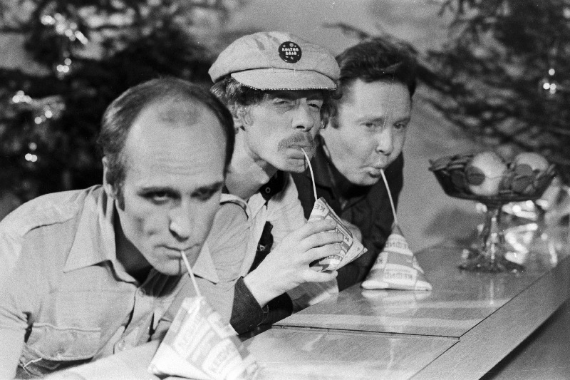 Eesti Televisiooni aastavahetuse saates esinevad ansambli "Kuldne trio" liikmed (paremalt) Mihkel Smeljanski, Jüri Vlassov ja Mati Murumaa.
