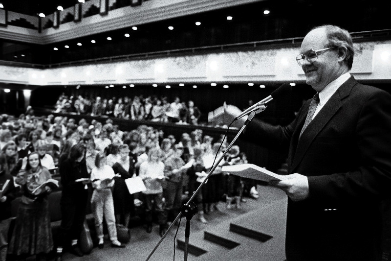Lääne ühislaulupidu "Laulusillad" I proov. Koori juhatab mr John Williams USA-st.