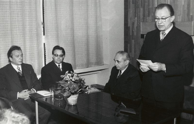 Eesti Geograafia Seltsi ja Eesti Agrometeoroloogia Laboratooriumi 09.-10.12.1976. aastal Sakus toimuval konverentsil "Agro- ja mikrokliima uurimise kaasaegsed probleemid" osalevad (vasakult) Eesti Agrometeoroloogia Laboratooriumi vanemteadur Heino Tooming ja juhataja Lembit Int, ilmateenistuse juht Grigori Portnov ning seltsi esimees Vello Tarmisto.