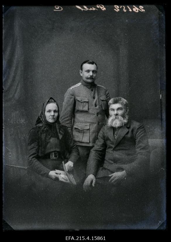 Sõjaväelane Pull vanematega.