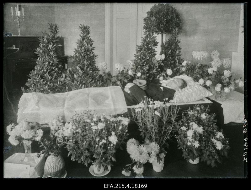 Valter Oja (surn 01.10.1938)  põrm kirstus.