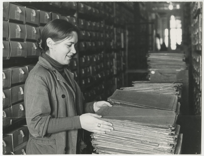 Irina Meškova (abielus Hellat) hoidlas säilikuid korrastamas