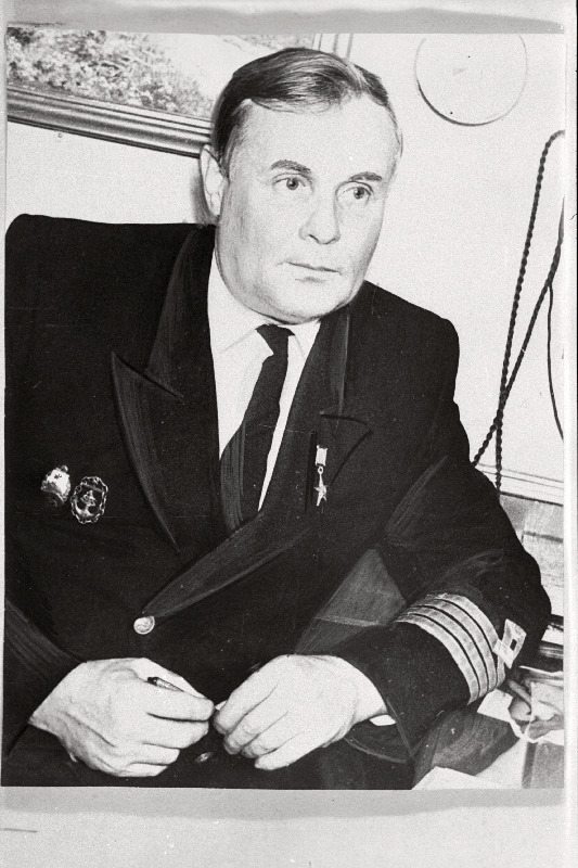 Voolens, Feliks - mootorlaeva Loksa kapten, sotsialistliku töö kangelane, Eesti NSV Ülemnõukogu saadikukandidaat.