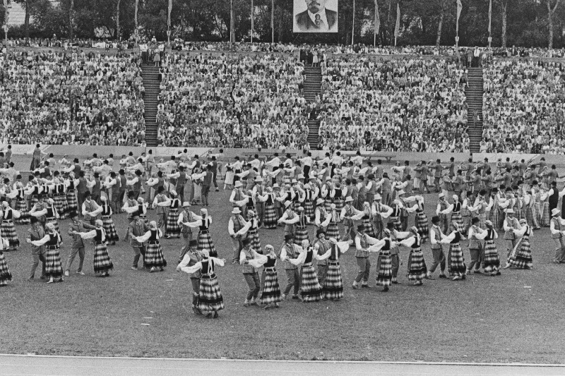 Eesti NSV XX üldlaulu- ja tantsupeo rahvatantsijad esinevad Komsomoli-nim. staadionil.