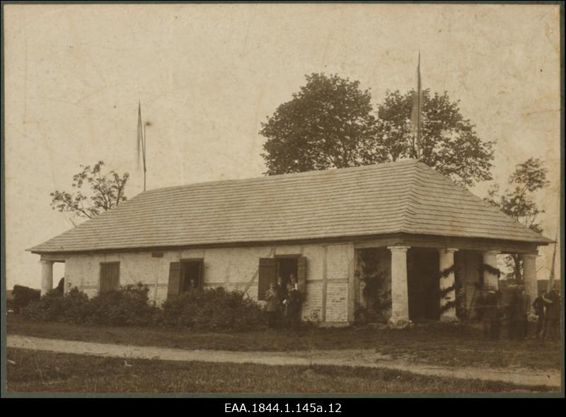 Korporatsioon "Estonia" liikmed Möllatsi kõrtsi kommersihoone ees, grupifoto