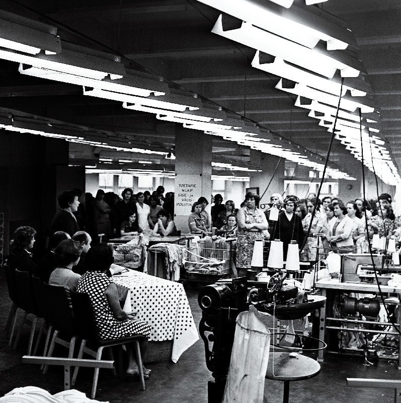 NSV Liidu Ülemnõukogu erakorralisele VII istungjärgule pühendatud miiting tekstiilivabrikus "Punane Koit".