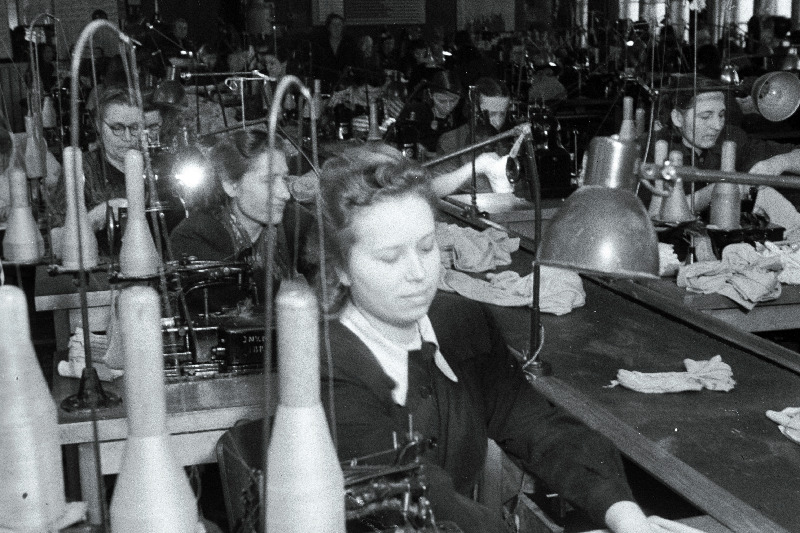 Konveierliin trikootööstuses „Marat“.