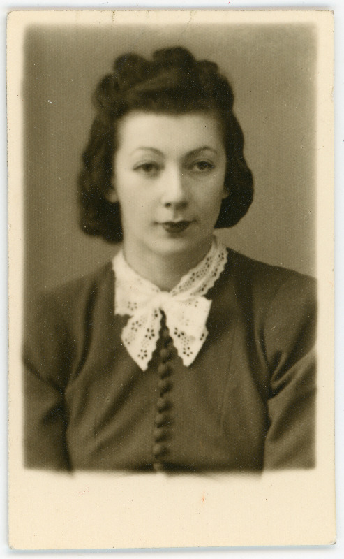 Ekston (Epstein), Anna, sünd 1908. Portreefoto välispassi saamiseks esitatud avalduse juurde