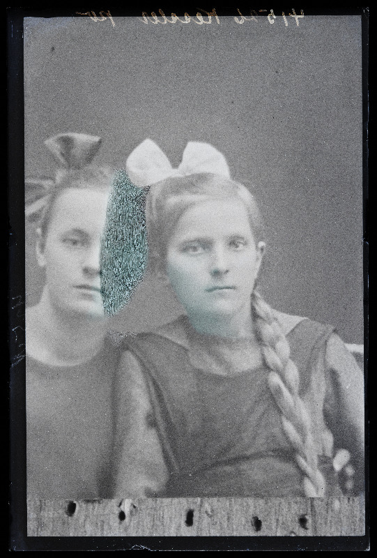 Tüdruk grupifotol, (09.09.1923 fotokoopia, tellija Kessler).