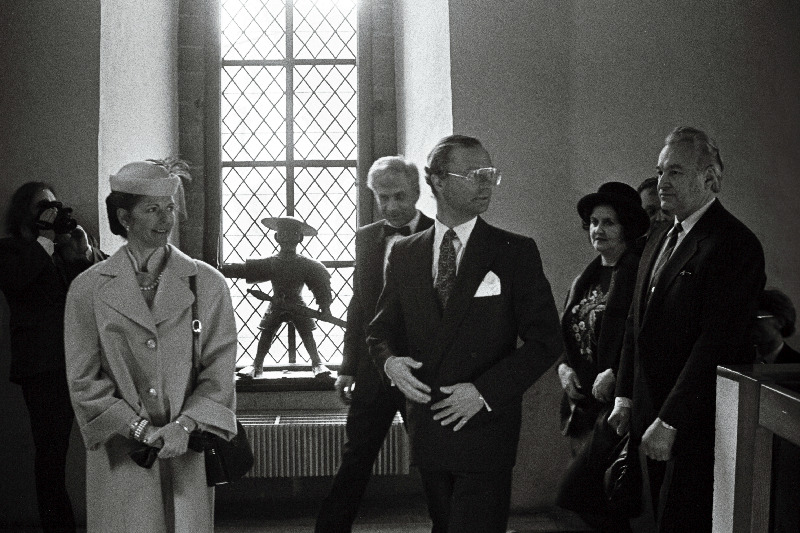 Rootsi kuningas Carl XVI Gustav, kuninganna Silvia, Jaak Tamm, Ingrid ja Arnold Rüütel Raekojas.