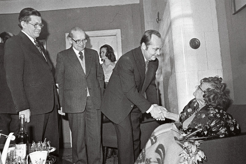 EKP Keskkomitee kultuuriosakonna juhataja O. Utt (vasakult), Eesti NSV Kirjanike Liidu juhatuse esimees P. Kuusberg, EKP Keskkomitee sekretär V. Väljas külas A.H. Tammsaare lesel kirjaniku 100. sünniaastapäeval.