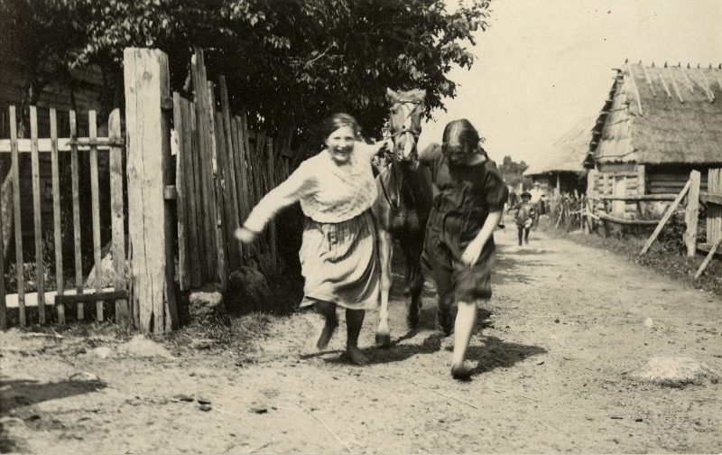 Abruka külatüdrukud hobust vedamas.