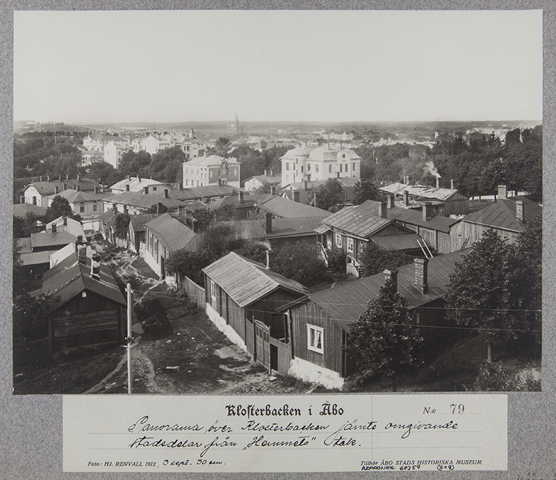 Luostarinmäki; sarjasta Klosterbacken i Åbo nro 79; panoraama "Hemmet"in katolta