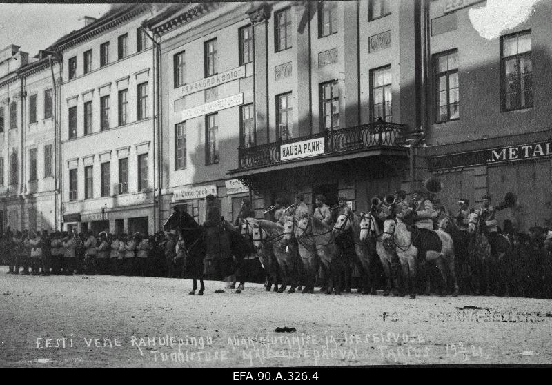 Tartu rahu aastapäeva paraad. Esiplaanil Ratsarügemendi orkester.