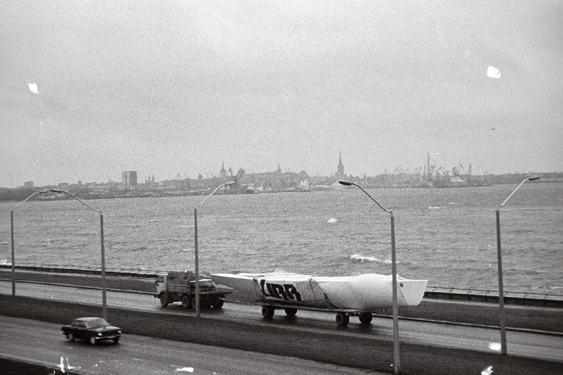 Jaht auto peal teel Tallinnasse (mereääres -Tallinna panoraam).