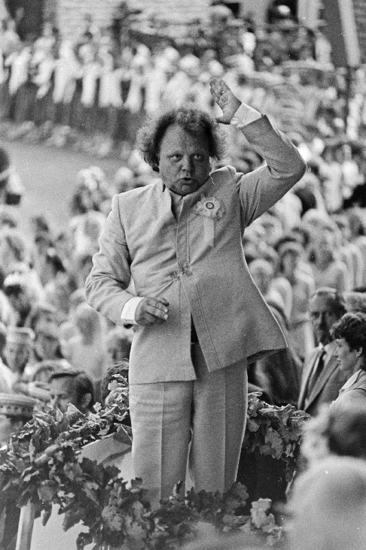 Üleliidulisele Kommunistlikule Noorsooühingule V. I. Lenini nime andmise 60. aastapäevale pühendatud Balti liiduvabariikide üliõpilaste laulu- ja tantsupeol "Gaudeamus IX" juhatab koore Eesti NSV rahvakunstnik Ants Üleoja.