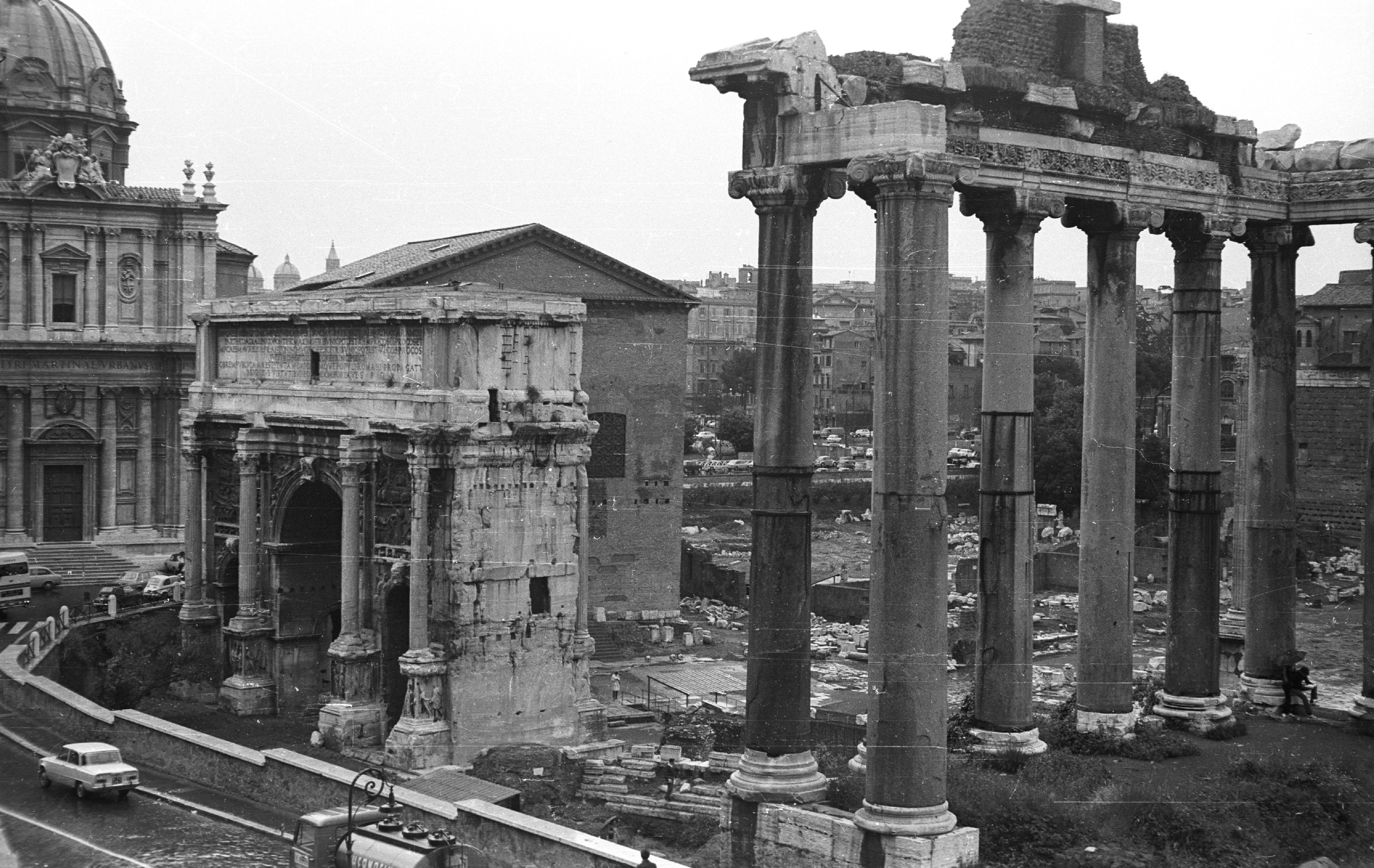 Forum Romanum, jobbra Saturnus temploma, középen Septimus Severus diadalíve. Fortepan 30870 - lang
