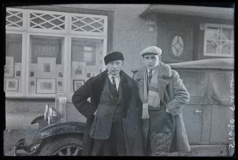Kaks meest Posti tänaval fotograaf Jaan Rieti ateljeemaja ees sõiduauto juures, (foto tellija Peterson).