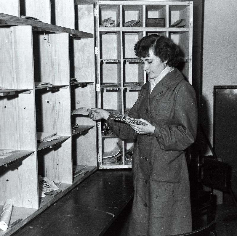 Märjamaa sidejaoskonna töötaja sorteerimiskapi juures.