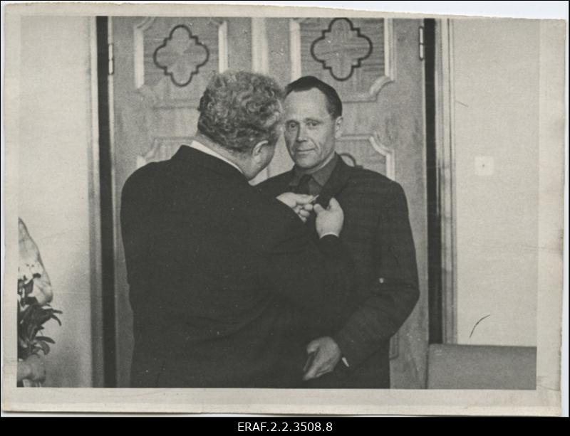 Artur Vader - Eesti NSV Ülemnõukogu Presiidiumi esimees kinnitab aumärgi tööeesrindlase kuue rinnaesisele, Eesti NSV Ülemnõukogu Presiidiumi saalis, Kadriorus.