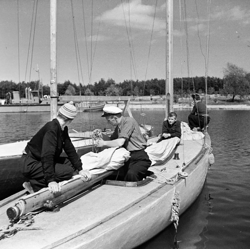 ENSV Purjespordiföderatsiooni esimees Olev Eensalu (vasakult teine) noori purjetajaid juhendamas.