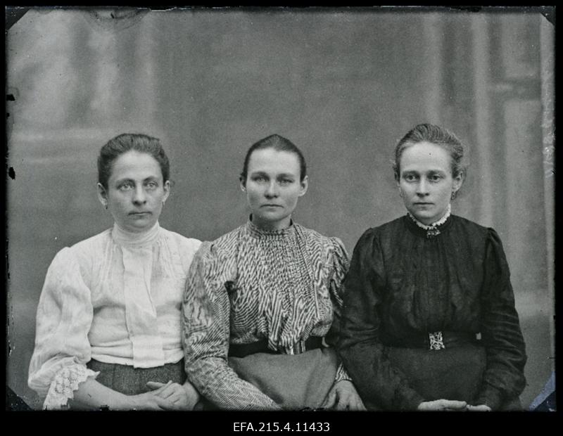 Grupp naisi, (foto tellija Goeschel).