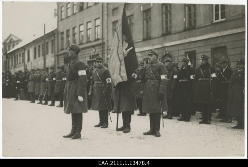 Kaitseliidu Tartu maleva 1. aastapäeva tähistamine, paraad Tartu Raekoja platsil 06.12.1925. Esiplaanil maleva pealik Villem Saarsen, keskel Vabadusristi Vendade lipp