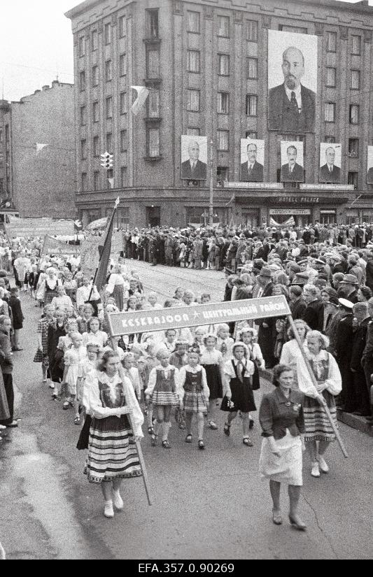 Tallinna laulupäeva rongkäik Võidu väljakul.