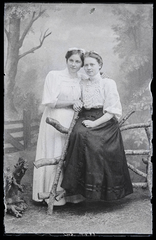 Kaks naist, (foto tellija Ani).