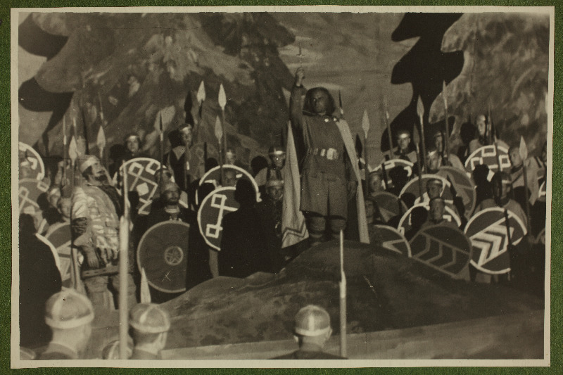 Leo Kalmeti lavastatud vabaõhuetendus "Lembitu" Juhan Sütiste draama "Ristikoerad" ainetel Tallinna laululaval.