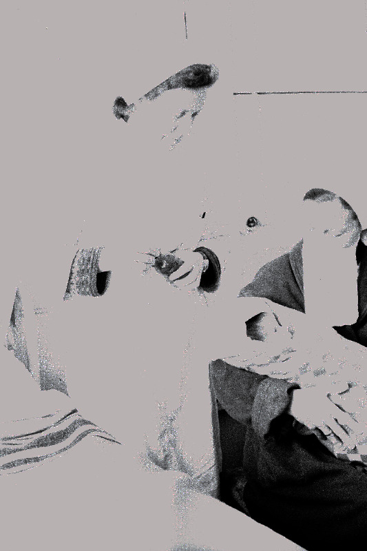 Paide rajoonihaigla sünnitusosakonnas. Ämmaemand E. Jänes annab Udeva sovhoosi põllutöölisele Ellen Vilumetsale näpunäiteid imiku hooldamiseks.