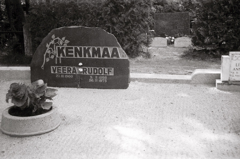 Ajaloolase ja arhivaari Rudolf Kenkmaa hauakivi Hiiu kalmistul.