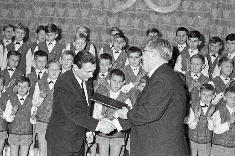 Eesti NSV Ülemnõukogu Presiidiumi esimehe asetäitja A. Ansberg annab J. Tombi nim. Kultuuripalee poistekoori peadirigendile Uno Järvelale üle teenelise rahvakoori diplomi.