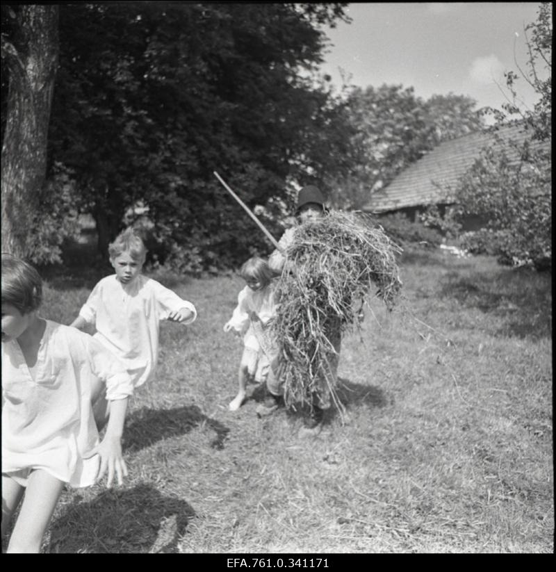 Stuudio "Tallinnfilm" muusikaline lastefilm "Nukitsamees" filmivõtted. Vasakult 1. Tõnn - Mihkel Raud, 2. Kusti - Ülari Kirsipuu ja 4. Vanaisa - Sulev Nõmmik.